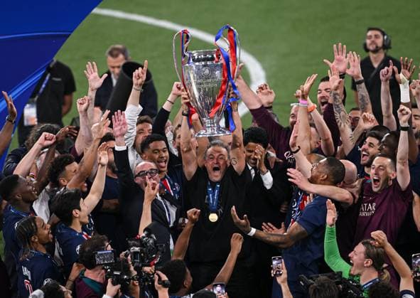 Football CHL FINAL 2024 2025 Final in Munich 31 05 2025 Paris Saint Germain Inter Milan Award ceremony, team cheering Paris Saint Germain coach Luis Enrique in the middle with the CHL trophy