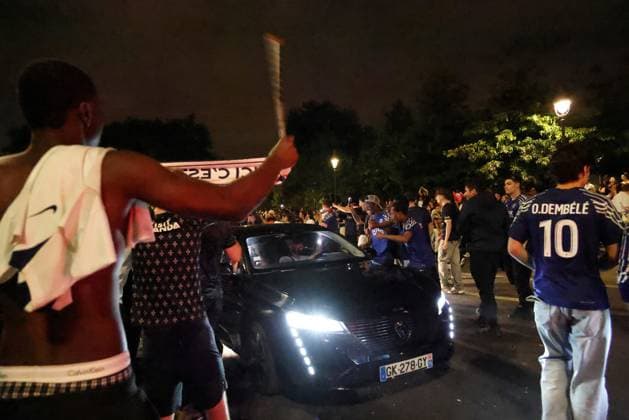 La finale de la Ligue des champions PSG-Inter Milan PHOTOPQR LE PARISIEN Delphine Goldsztejn ; Paris ; 31 05 2025 ; La finale de la Ligue des champions PSG-Inter Milan Joie des supporters du PSG Place de la Bastille Le 31 05 2025 Photo : Delphine Goldsztejn Paris; 05 31 2025; The Champions League final between PSG and Inter Milan. Joy among PSG supporters. Place de la Bastille Paris France  Copyright: xPHOTOPQR LExPARISIEN MAXPPPxDelphinexGoldsztejnx 20250601LPA9328 20250601LPA9328