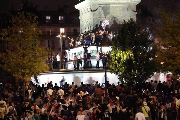 La finale de la Ligue des champions PSG-Inter Milan PHOTOPQR LE PARISIEN Delphine Goldsztejn ; Paris ; 31 05 2025 ; La finale de la Ligue des champions PSG-Inter Milan Joie des supporters du PSG Place de la Bastille Le 31 05 2025 Photo : Delphine Goldsztejn Paris; 05 31 2025; The Champions League final between PSG and Inter Milan. Joy among PSG supporters. Place de la Bastille Paris France  Copyright: xPHOTOPQR LExPARISIEN MAXPPPxDelphinexGoldsztejnx 20250601LPA9332 20250601LPA9332