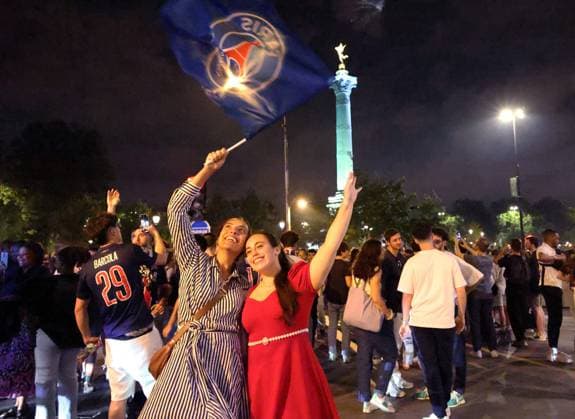 La finale de la Ligue des champions PSG-Inter Milan PHOTOPQR LE PARISIEN Delphine Goldsztejn ; Paris ; 31 05 2025 ; La finale de la Ligue des champions PSG-Inter Milan Joie des supporters du PSG Place de la Bastille Le 31 05 2025 Photo : Delphine Goldsztejn Paris; 05 31 2025; The Champions League final between PSG and Inter Milan. Joy among PSG supporters. Place de la Bastille Paris France  Copyright: xPHOTOPQR LExPARISIEN MAXPPPxDelphinexGoldsztejnx 20250601LPA9335 20250601LPA9335