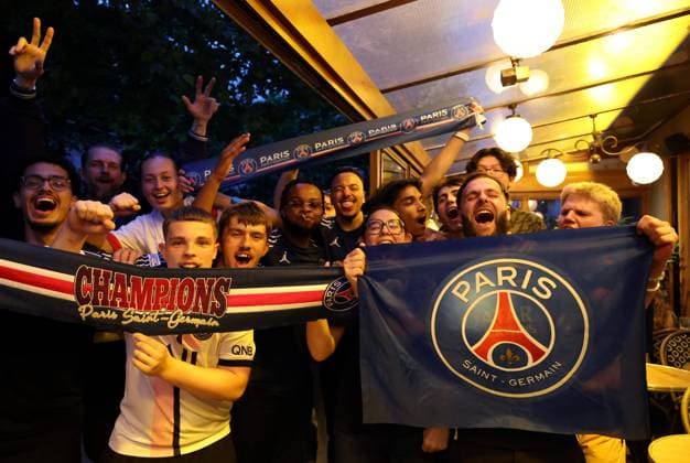 La finale de la Ligue des champions PSG-Inter Milan PHOTOPQR LE PARISIEN Delphine Goldsztejn ; Paris ; 31 05 2025 ; La finale de la Ligue des champions PSG-Inter Milan Les bars parisiens participeront à la fête samedi soir pour la finale de la Ligue des champions entre le PSG et l Inter Milan. Ils seront entre 2500 et 3000 à diffuser la finale, selon David Zenouda, vice-président de l Umih Ile-de-France. Le restaurant bar Le Remontalou retransmet le match. Joie des supporters du PSG Le 31 05 2025 Photo : Delphine Goldsztejn Paris; 05 31 2025; The Champions League final between PSG and Inter Milan. Joy among PSG supporters. Place de la Bastille Paris France  Copyright: xPHOTOPQR LExPARISIEN MAXPPPxDelphinexGoldsztejnx 20250601LPA9337 20250601LPA9337
