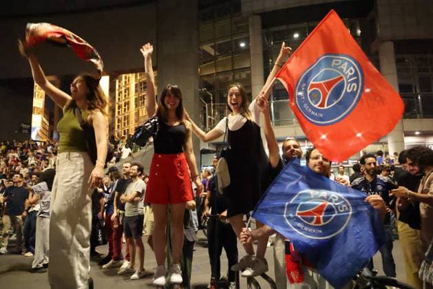 La finale de la Ligue des champions PSG-Inter Milan PHOTOPQR LE PARISIEN Delphine Goldsztejn ; Paris ; 31 05 2025 ; La finale de la Ligue des champions PSG-Inter Milan Joie des supporters du PSG Place de la Bastille Le 31 05 2025 Photo : Delphine Goldsztejn Paris; 05 31 2025; The Champions League final between PSG and Inter Milan. Joy among PSG supporters. Place de la Bastille Paris France  Copyright: xPHOTOPQR LExPARISIEN MAXPPPxDelphinexGoldsztejnx 20250601LPA9339 20250601LPA9339