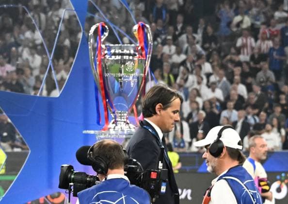 31 05 2025, xsltx, Football UEFA Champions League Final 2025, Paris St Germain Inter Milan v l Passing the Cup Simone Inzaghi Head Coach Inter Milan DFL DFB REGULATIONS PROHIBIT ANY USE OF PHOTOGRAPHS as IMAGE SEQUENCES and or QUASI VIDEO