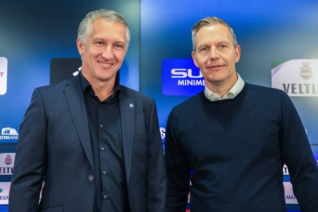Presentation of Frank Baumann as Chief Sports Officer on 01 06 2025 at the VELTINS Arena in Gelsenkirchen Frank Baumann Chief Sports Officer Schalke , left Axel Hefer Chairman of the Supervisory Board Schalke , right xJRx