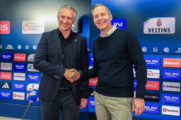Presentation of Frank Baumann as Chief Sports Officer on 01 06 2025 at the VELTINS Arena in Gelsenkirchen Frank Baumann Chief Sports Officer Schalke , left Axel Hefer Chairman of the Supervisory Board Schalke , right xJRx