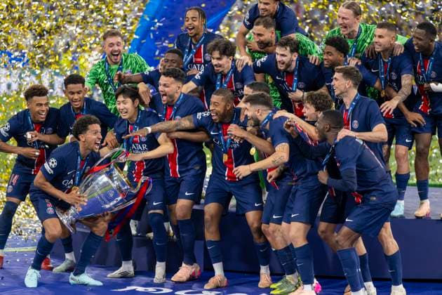 31 05 2025, Football UEFA Champions League Final 2025 Paris St Germain Inter Milan, in the Allianz Arena Munich award ceremony of the Champions League winner Paris St Germaine, Marquinhos FC Paris Saint Germain brings the trophy to the celebrating team DFL and DFB regulations prohibit any use of photographs as image sequences and or quasi video