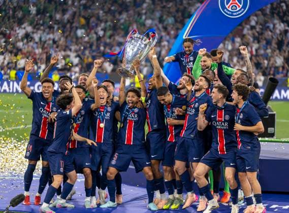 31 05 2025, Football UEFA Championsleague Final 2025 Paris St Germain Inter Milan, in the Allianz Arena Munich award ceremony of the Championsleague winner Paris St Germaine, Marquinhos FC Paris Saint Germain proudly raises the trophy in the midst of the celebrating team DFL and DFB regulations prohibit any use of photographs as image sequences and or quasi video