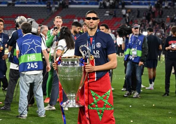 31 05 2025, xsltx, Football UEFA Champions League Final 2025, Paris St Germain Inter Milan v l Achraf Hakimi Paris Saint Germain presents the Champions League Cup DFL DFB REGULATIONS PROHIBIT ANY USE OF PHOTOGRAPHS as IMAGE SEQUENCES and or QUASI VIDEO