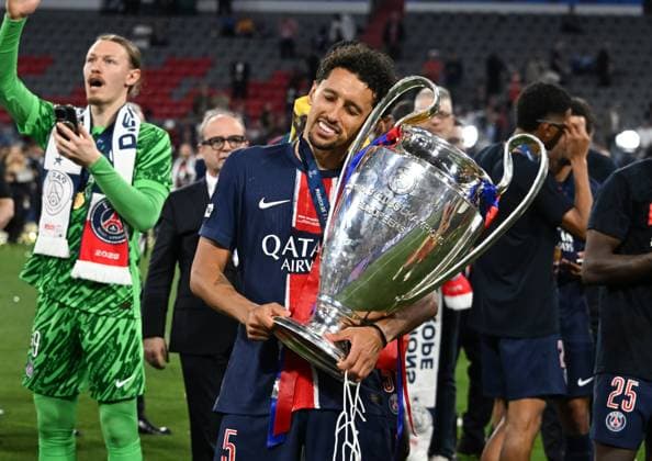31 05 2025, xsltx, Football UEFA Champions League Final 2025, Paris St Germain Inter Milan v l Marquinhos Paris Saint Germain presents the Champions League trophy with a tender gesture DFL DFB REGULATIONS PROHIBIT ANY USE OF PHOTOGRAPHS as IMAGE SEQUENCES and or QUASI VIDEO