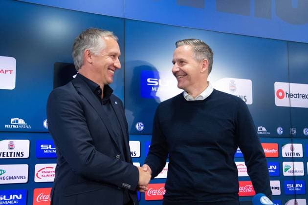 from left Frank BAUMANN, new Chief Sports Officer of FC Schalke 04 Axel HEFER, Chairman of the Supervisory Board FC Schalke 04, presentation of Frank BAUMANN as new Chief Sports Officer of FC Schalke 04, on 01 06 2025 in Gelsenkirchen, Veltins Arena DFL regulations prohibit any use of photographs as image sequences and or quasi video Â