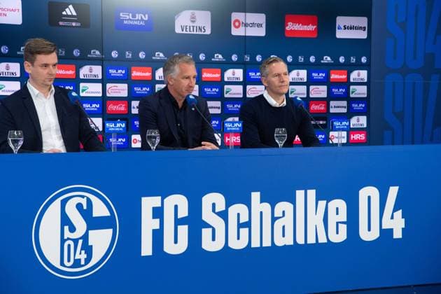 from left Frank BAUMANN, new Chief Sports Officer of FC Schalke 04 Axel HEFER, Chairman of the Supervisory Board FC Schalke 04, presentation of Frank BAUMANN as new Chief Sports Officer of FC Schalke 04, on 01 06 2025 in Gelsenkirchen, Veltins Arena DFL regulations prohibit any use of photographs as image sequences and or quasi video Â