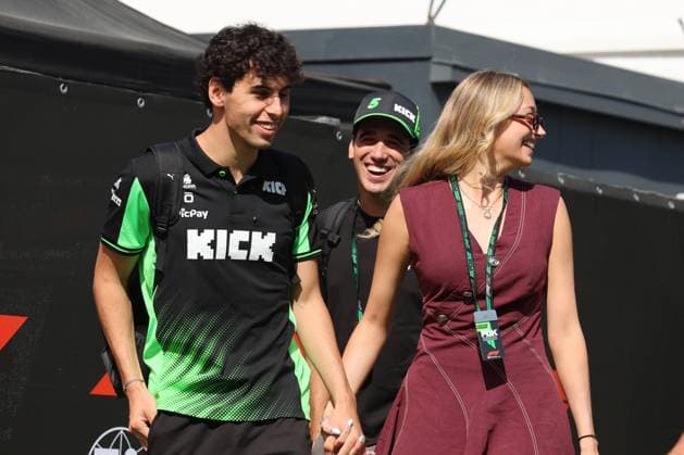 Gabriel Bortoleto Stake F1 Team Kick Sauber, 05 , with girlfriend Isabella Bernardin, Race day, ESP, Formula 1 World Championship, Aramco Grand Prix of Spain, Circuit de Barcelona Catalunya, 2025 season, 01 06 2025 ITA, Formula 1 World Championship, Spanish Grand Prix, 01 06 2024 Barcelona Copyright: xEibner-Pressefoto AnnikaxGrafx EP_AGF