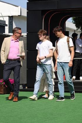 Oliver Bearman MoneyGram Haas F1 Team, 87 with family, Race day, ESP, Formula 1 World Championship, Aramco Grand Prix of Spain, Circuit de Barcelona Catalunya, 2025 season, 01 06 2025 ITA, Formula 1 World Championship, Spanish Grand Prix, 01 06 2024 Barcelona Copyright: xEibner-Pressefoto AnnikaxGrafx EP_AGF