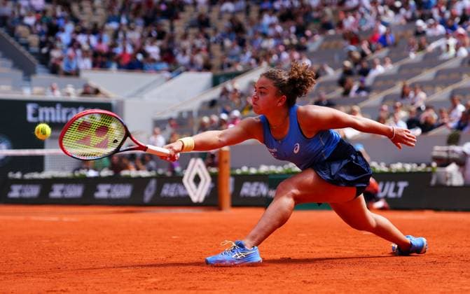 Jasmine Paolini in fourth round action French Open Tennis, Day Eight, Tennis, Roland Garros, Paris, France - 01 Jun 2025 EDITORIAL USE ONLY No use with unauthorised audio, video, data, fixture lists, club league logos or live services. Online in-match use limited to 120 images, no video emulation. No use in betting, games or single club league player publications.  Copyright: xJavierxGarcia Shutterstockx 15334656i