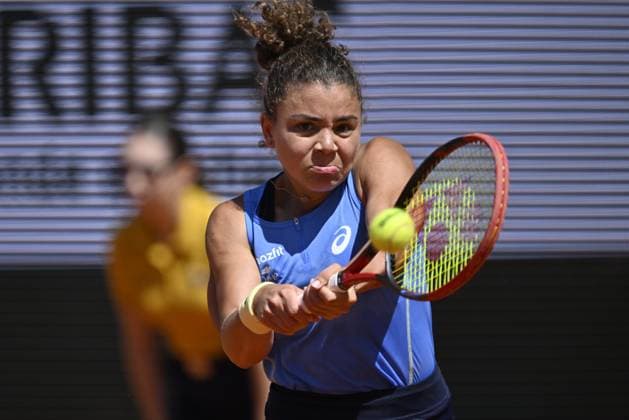 2025 Roland-Garros - Day 8 PARIS, FRANCE - JUNE 01: Jasmine Paolini of Italy plays against Elina Svitolina of Ukraine (not seen) during the Women s Singles fourth Round match on Day Eight of the 2025 French Open at Roland Garros on June 01, 2025 in Paris, France. Burak Akbulut Anadolu Paris France. Editorial use only. Please get in touch for any other usage.  Copyright: x2025xAnadoluxBurakxAkbulutx