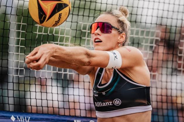 Beach Volleyball Women Allianz German Beach Tour 2025 Tourstop Hamburg 01 06 2025 Louisa Lippmann plays the ball Hamburg Active City Arena Heiligengeistf Hamburg Germany