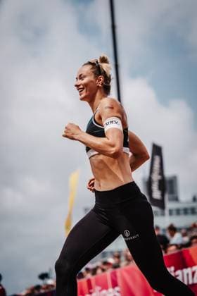 Beach Volleyball Women Allianz German Beach Tour 2025 Tourstop Hamburg 01 06 2025 Louisa Lippmann enters the arena Hamburg Active City Arena Heiligengeistf Hamburg Germany