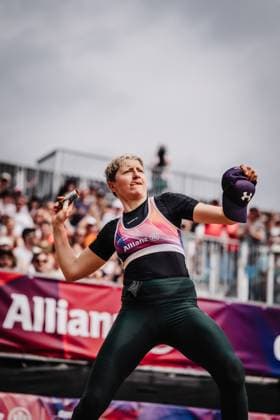 Beach Volleyball Women Allianz German Beach Tour 2025 Tourstop Hamburg 01 06 2025 Melanie Gernert throws a bar as she enters the Arena Hamburg Active City Arena Heiligengeistf Hamburg Germany