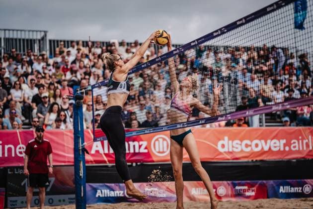 Beach volleyball women Allianz German Beach Tour 2025 Tourstop Hamburg 01 06 2025 f l Louisa Lippmann in a push duel against Nele Barber Hamburg Active City Arena Heiligengeistf Hamburg Germany