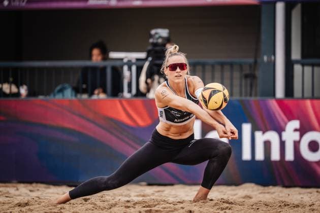 Beach Volleyball Women Allianz German Beach Tour 2025 Tourstop Hamburg 01 06 2025 Louisa Lippmann takes the ball Hamburg Active City Arena Heiligengeistf Hamburg Germany