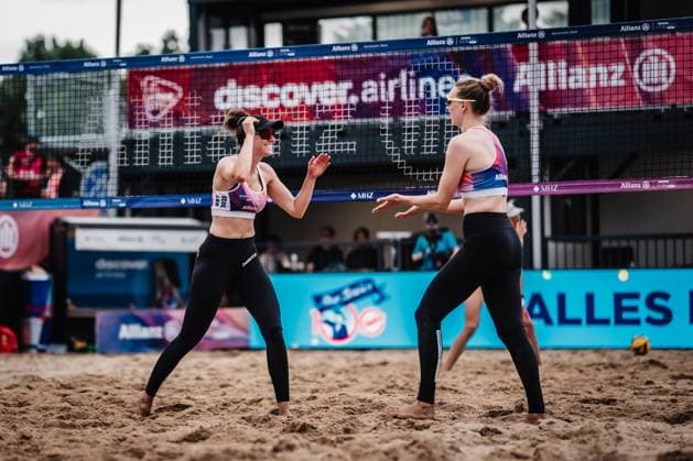 Beach volleyball women Allianz German Beach Tour 2025 Tourstop Hamburg 01 06 2025 f l Lisa Sophie Kotzan and Tabea Schwarz cheer Hamburg Active City Arena Heiligengeistf Hamburg Germany