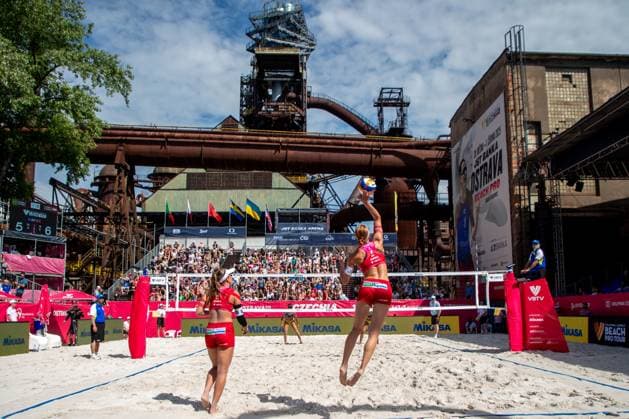 Bilder des Jahres 2025, Sport 06 Juni Sport Themen der Woche KW22 Sport Bilder des Tages Pro Tour Beach volleyball, Beachvolleyball tournament, category Elite, took place in Ostrava, Czech Republic, on June 1, 2025. Thamela Coradello Galil, Victoria Lopes Pereira Tosta of Brazil vs. Dorina Klinger (right), Ronja Klinger (left) of Austria. (CTKxPhoto VladimirxPrycek) CTKPhotoP2025060102494  CTKPhotoP2025060102494