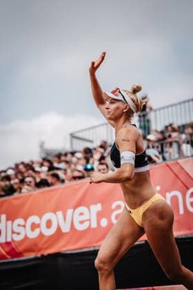Beach Volleyball Women Allianz German Beach Tour 2025 Tourstop Hamburg 01 06 2025 Linda Bock runs into the stadium Hamburg Active City Arena Heiligengeistf Hamburg Germany