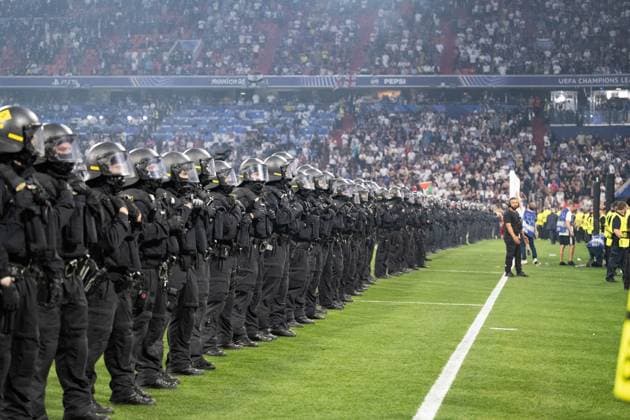After the match police on the pitch in front of the fans of Paris Saint Germain GER, Paris Saint Germain vs Inter Milan, Football, Men, UEFA Champions League Final Muenchen 2025, Season 2024 2025, 31 05 2025, GER, Paris Saint Germain vs Inter Milan, Football, Men, UEFA Champions League Final Muenchen 2025, Season 2024 2025, 31 05 2025 Muenchen Copyright: xEibner-Pressefoto WolfgangxFrankx EP_WFK