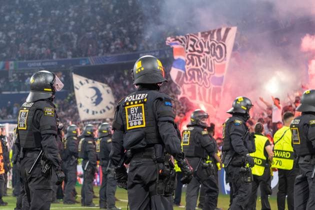 Police on the pitch in front of the fans Paris Saint Germain GER, Paris Saint Germain vs Inter Milan, Football, Men, UEFA Champions League Final Muenchen 2025, Season 2024 2025, 31 05 2025, GER, Paris Saint Germain vs Inter Milan, Football, Men, UEFA Champions League Final Muenchen 2025, Season 2024 2025, 31 05 2025 Muenchen Copyright: xEibner-Pressefoto WolfgangxFrankx EP_WFK