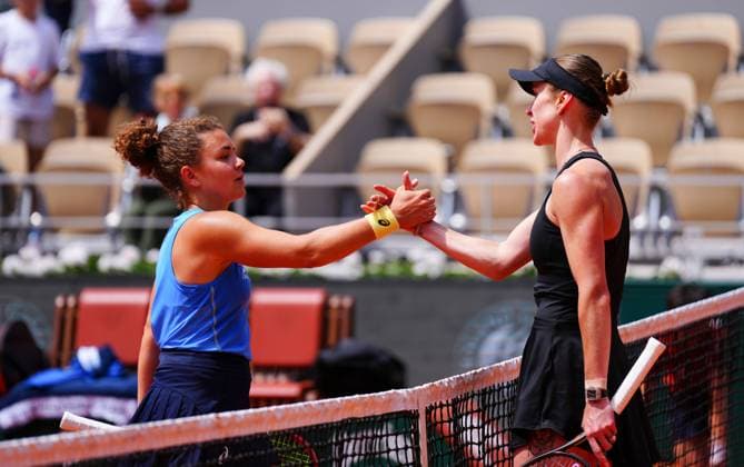 A dejected Jasmine Paolini shakes hands after losing her fourth round match to Elina Svitolina French Open Tennis, Day Eight, Tennis, Roland Garros, Paris, France - 01 Jun 2025 EDITORIAL USE ONLY No use with unauthorised audio, video, data, fixture lists, club league logos or live services. Online in-match use limited to 120 images, no video emulation. No use in betting, games or single club league player publications.  Copyright: xJavierxGarcia Shutterstockx 15334656u