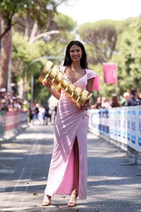 Eleonora Incardona with The trophy (Trofeo senza fine) during the stage 21 of the Giro d™Italia from Roma to Roma, Italy - Sunday, June 01, 2025. - cycling.  Copyright: xMassimoxPaolone LaPressex