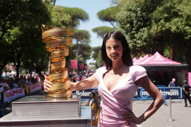 Eleonora Incardona with The trophy (Trofeo senza fine) during the stage 21 of the Giro d™Italia from Roma to Roma, Italy - Sunday, June 01, 2025. - cycling.  Copyright: xMassimoxPaolone LaPressex