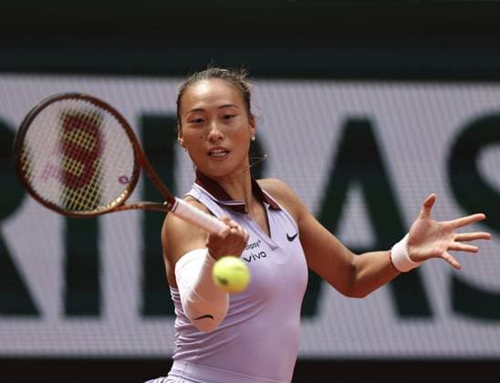 (250601) -- PARIS, June 1, 2025 -- Zheng Qinwen returns a shot during the women s singles 4th round match between Liudmila Samsonova of Russia and Zheng Qinwen of China at the French Open tennis tournament at Roland Garros, Paris, France, June 1, 2025. ) (SP)FRANCE-PARIS-TENNIS-FRENCH OPEN-WOMEN S SINGLES LixJing 