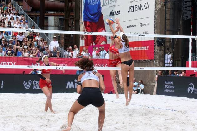 Beach Pro Tour Ostrava, 01 06 2025 Beach Pro Tour Ostrava, Beach Volleyball, Elite16, Ostrava, 01 06 2025 Picture Vergé Dépré, Anouk SUI, 1, in block and Vergé Dépré, Zoé SUI, 2 against Klinger, Dorina AUT, 1, in attack and Klinger, Ronja AUT, 2 , bronze medal match Copyright: xBEAUTIFULxSPORTS NilsxKoepkex