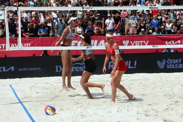 Beach Pro Tour Ostrava, 01 06 2025 Beach Pro Tour Ostrava, Beach Volleyball, Elite16, Ostrava, 01 06 2025 Picture cheering after match point of Vergé Dépré, Anouk SUI, 1 with Vergé Dépré, Zoé SUI, 2 , in front disappointed Dorina, Klinger AUT, 1 , bronze medal match Copyright: xBEAUTIFULxSPORTS NilsxKoepkex