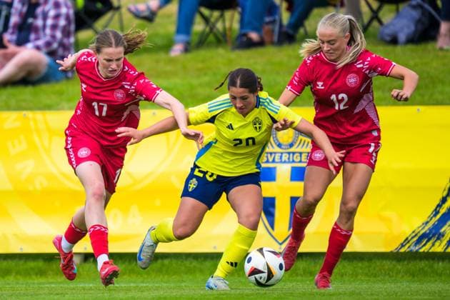 250601 Andrea Thierry of Denmark and Filippa Sjöström of Sweden and Martha Volquards Hesselholt of Denmark during the international friendly football match between Sweden and Denmark on June 1, 2025 in Borgholm Photo Suvad Mrkonjic BILDBYRAN COP 170 SM0400 fotboll football soccer fotball u18 f18 sverige sweden danmark denmark dambbeng  Copyright: SUVADxMRKONJIC BB250601SM018