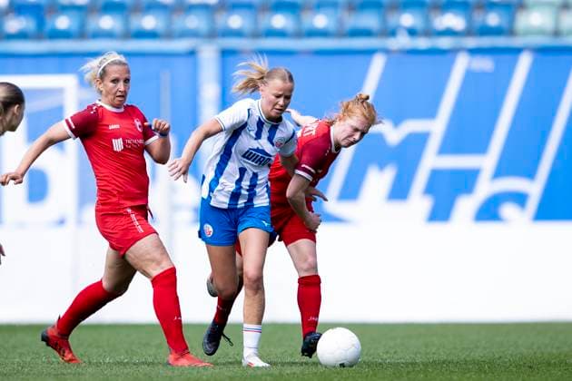 Regionalliga Nordost Frauen F C Hansa Rostock vs 1 FFV Erfurt Rostock 01 06 2025 Antonia Janssen 27 1 FFV Erfurt vs Laurentia Köhler 6 F C Hansa Rostock Regionalliga Nordost Frauen F C Hansa Rostock vs 1 FFV Erfurt Ostseestadion Rostock 01 06 2025 Copyright: xBEAUTIFULxSPORTS Duehringx