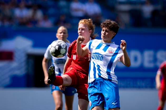 Regionalliga Nordost Frauen F C Hansa Rostock vs 1 FFV Erfurt Rostock 01 06 2025 Antonia Janssen 27 1 FFV Erfurt vs Elly Böttcher 9 F C Hansa Rostock Regionalliga Nordost Frauen F C Hansa Rostock vs 1 FFV Erfurt Ostseestadion Rostock 01 06 2025 Copyright: xBEAUTIFULxSPORTS Duehringx