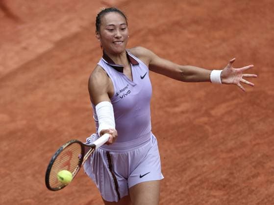 (250601) -- PARIS, June 1, 2025 -- Zheng Qinwen returns a shot during the women s singles 4th round match between Liudmila Samsonova of Russia and Zheng Qinwen of China at the French Open tennis tournament at Roland Garros, Paris, France, June 1, 2025. ) (SP)FRANCE-PARIS-TENNIS-FRENCH OPEN-WOMEN S SINGLES LixJing 