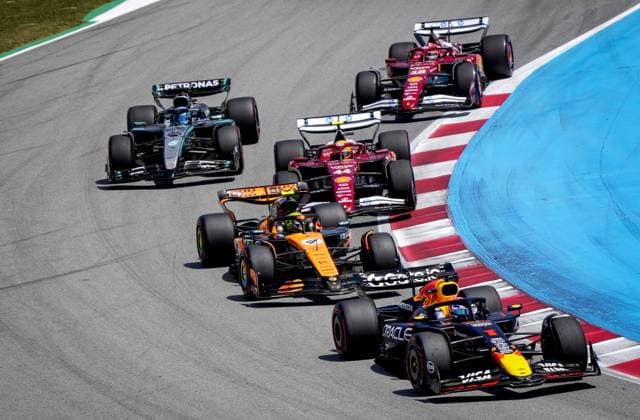 BARCELONA - Max Verstappen (Red Bull Racing) ahead of Lando Norris (McLaren), Lewis Hamilton (Ferrari), George Russell (Mercedes) and Charles Leclerc (Ferrari) in action at the Circuit de Barcelona-Catalunya during the Spanish Grand Prix. ANP SANDER KING xVIxANPxSportx xxANPxIVx 529105917 originalFilename: 529105917.jpg