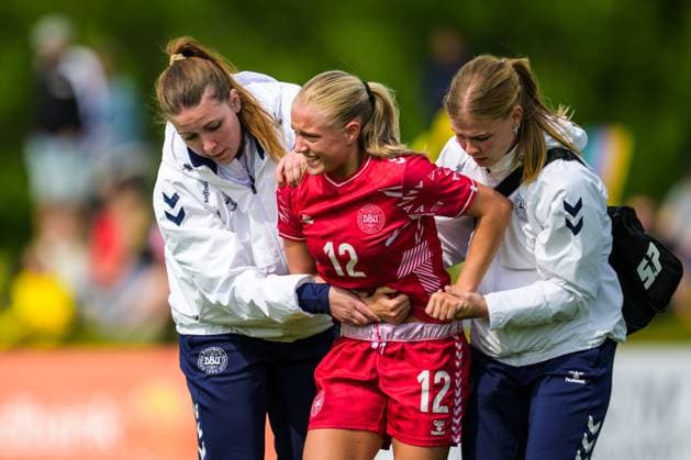 250601 Martha Volquards Hesselholt of Denmark leaves the pitch after being injured during the international friendly football match between Sweden and Denmark on June 1, 2025 in Borgholm Photo Suvad Mrkonjic BILDBYRAN COP 170 SM0400 fotboll football soccer fotball u18 f18 sverige sweden danmark denmark dambbeng skada  Copyright: SUVADxMRKONJIC BB250601SM054
