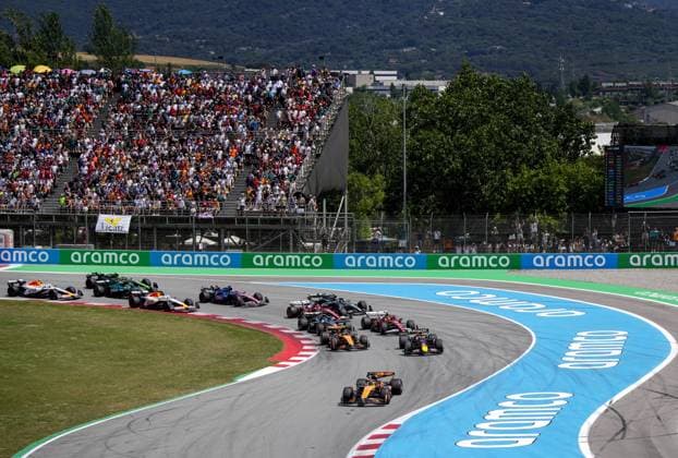 BARCELONA - Oscar Piastri (McLaren) and Max Verstappen (Red Bull Racing) ahead of Lando Norris (McLaren), Lewis Hamilton (Ferrari), George Russell (Mercedes) and Charles Leclerc (Ferrari) in action at the Circuit de Barcelona-Catalunya during the Spanish Grand Prix. ANP SANDER KING xVIxANPxSportx xxANPxIVx 529106903 originalFilename: 529106903.jpg