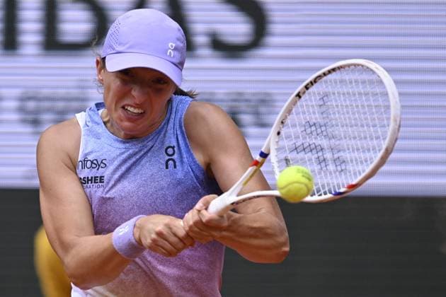 2025 Roland-Garros - Day 8 PARIS, FRANCE - JUNE 01: Elena Rybakina (not seen) of Kazakhstan in action against Iga Swiatek of Poland during the Women s Singles Fourth Round match on Day Eight of the 2025 French Open at Roland Garros on June 01, 2025 in Paris, France. Burak Akbulut Anadolu Paris France. Editorial use only. Please get in touch for any other usage.  Copyright: x2025xAnadoluxBurakxAkbulutx