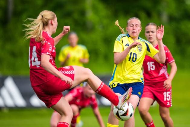 250601 Asta Kynde of Denmark and Nova Selin of Sweden during the international friendly football match between Sweden and Denmark on June 1, 2025 in Borgholm Photo Suvad Mrkonjic BILDBYRAN COP 170 SM0400 fotboll football soccer fotball u18 f18 sverige sweden danmark denmark dambbeng  Copyright: SUVADxMRKONJIC BB250601SM067