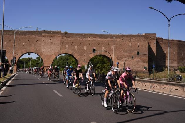 The pack rides during the stage 21 of the Giro d™Italia from Roma to Roma, Italy - Sunday, June 01, 2025. - cycling.  Copyright: xFabioxFerrari LaPressex