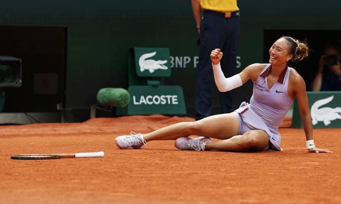 Sport Bilder des Tages (250601) -- PARIS, June 1, 2025 -- Zheng Qinwen celebrates after the women s singles 4th round match between Liudmila Samsonova of Russia and Zheng Qinwen of China at the French Open tennis tournament at Roland Garros, Paris, France, June 1, 2025. ) (SP)FRANCE-PARIS-TENNIS-FRENCH OPEN-WOMEN S SINGLES GaoxJing 