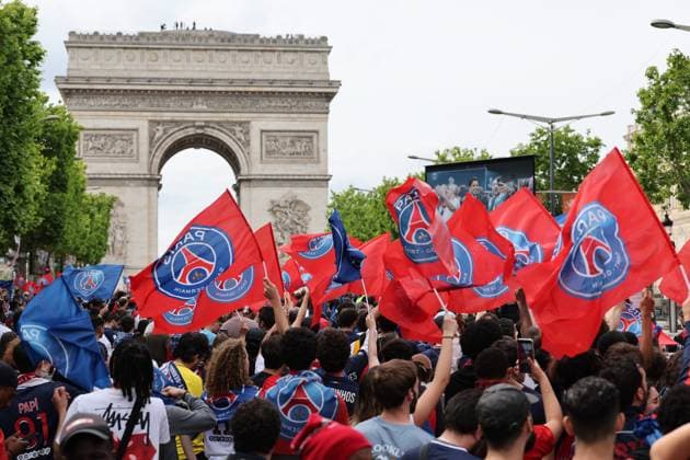 LIGUE DES CHAMPIONS PHOTOPQR LE PARISIEN Le Parisien Arnaud Journois ; PARIS ; 01 06 2025 ; Paris le 01 juin 2025. Paris SG - Inter Milan. Les joueurs du PSG défilent sur l avenue des Champs Elysées après leur victoire en finale de la Ligue des champions PARIS, FRANCE - JUNE 01: Football fans celebrate Paris Saint-Germain s UEFA Champions League title at Champs-Elysees in Paris, France on June 01, 2025 PARIS France  Copyright: xPHOTOPQR LExPARISIEN MAXPPPxLexParisienx xArnaudxJournoisx 20250601LPA0027 20250601LPA0027