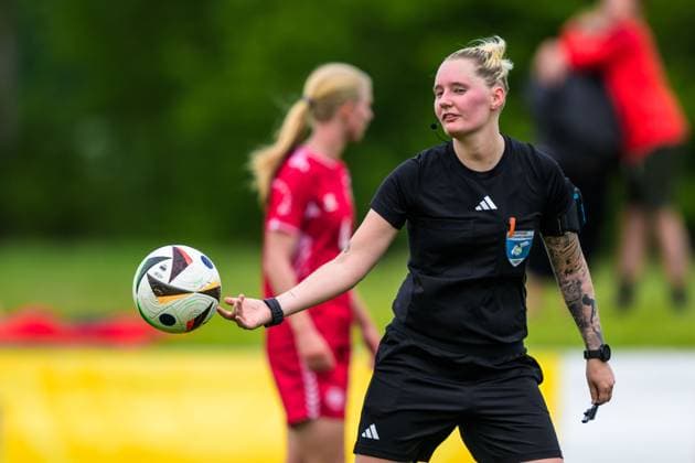 250601 Referee Isabelle Svensson during the international friendly football match between Sweden and Denmark on June 1, 2025 in Borgholm Photo Suvad Mrkonjic BILDBYRAN COP 170 SM0400 fotboll football soccer fotball u18 f18 sverige sweden danmark denmark dambbeng  Copyright: SUVADxMRKONJIC BB250601SM091