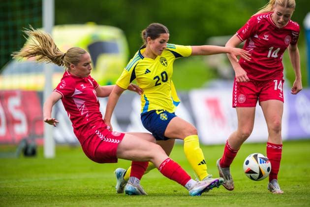 250601 Silke Lynge Larsen of Denmark and Filippa Sjöström of Sweden and Asta Kynde of Denmark during the international friendly football match between Sweden and Denmark on June 1, 2025 in Borgholm Photo Suvad Mrkonjic BILDBYRAN COP 170 SM0400 fotboll football soccer fotball u18 f18 sverige sweden danmark denmark dambbeng  Copyright: SUVADxMRKONJIC BB250601SM094