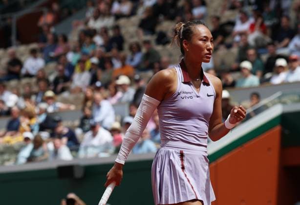 (250601) -- PARIS, June 1, 2025 -- Zheng Qinwen celebrates during the women s singles 4th round match between Liudmila Samsonova of Russia and Zheng Qinwen of China at the French Open tennis tournament at Roland Garros, Paris, France, June 1, 2025. ) (SP)FRANCE-PARIS-TENNIS-FRENCH OPEN-WOMEN S SINGLES GaoxJing 